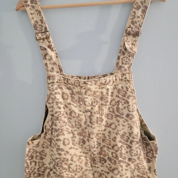 Style Rack Leopard Cropped Overalls Medium - Picture 8 of 9